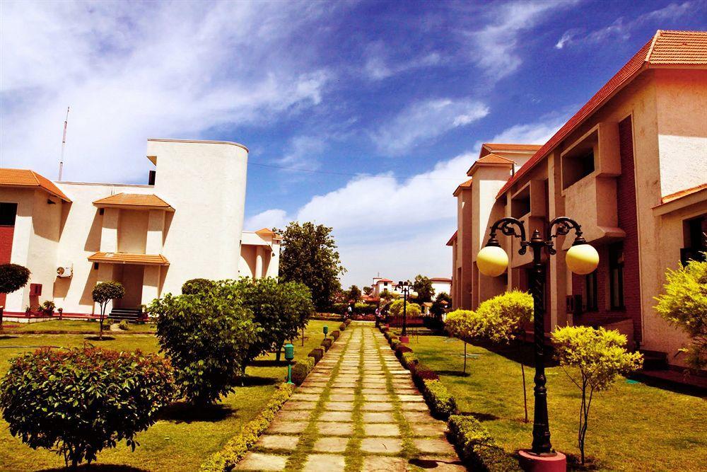 Naturoville Ayurvedic And Yoga Retreat Hotel ริชิเคช ภายนอก รูปภาพ