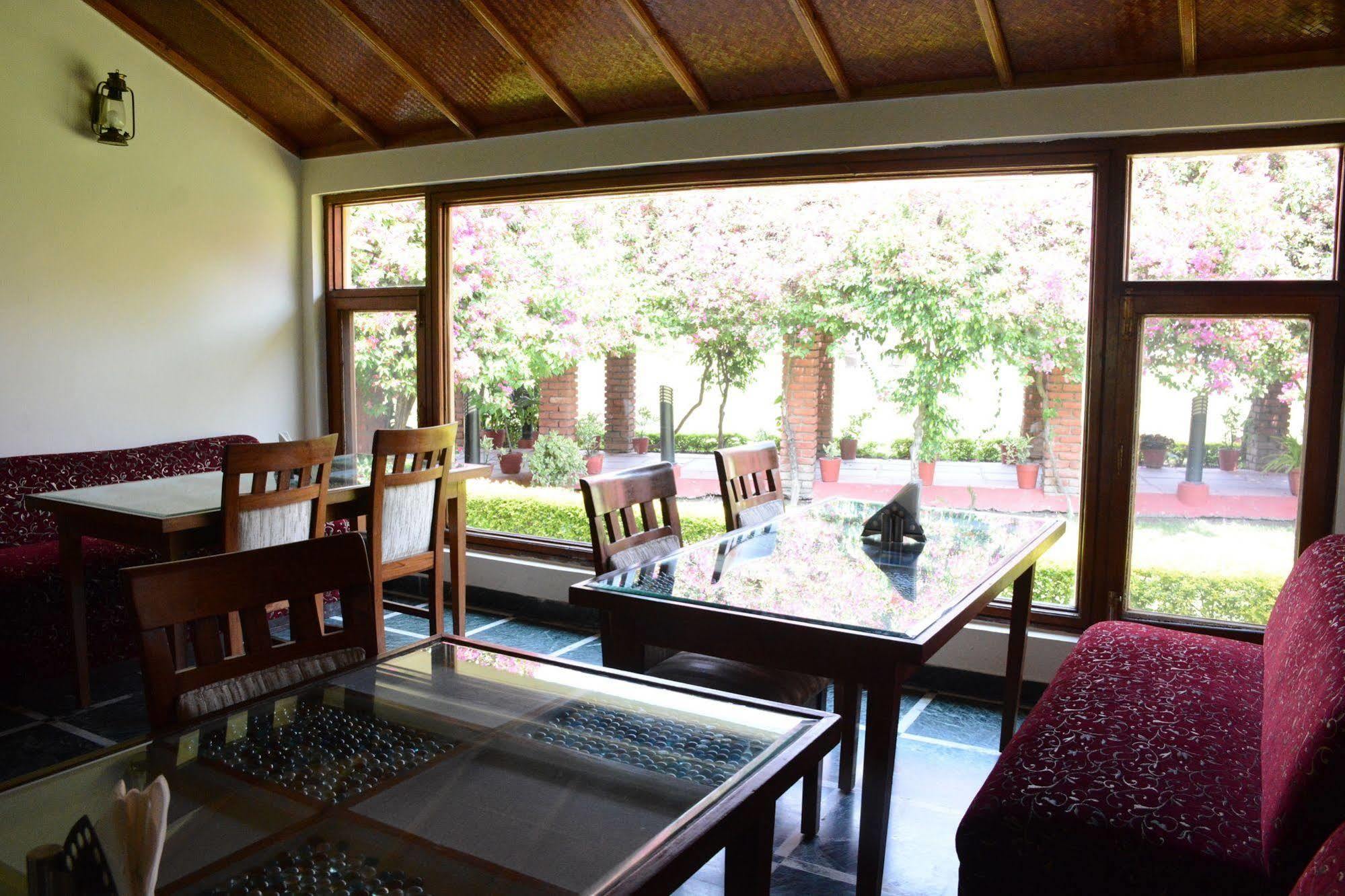 Naturoville Ayurvedic And Yoga Retreat Hotel ริชิเคช ภายนอก รูปภาพ