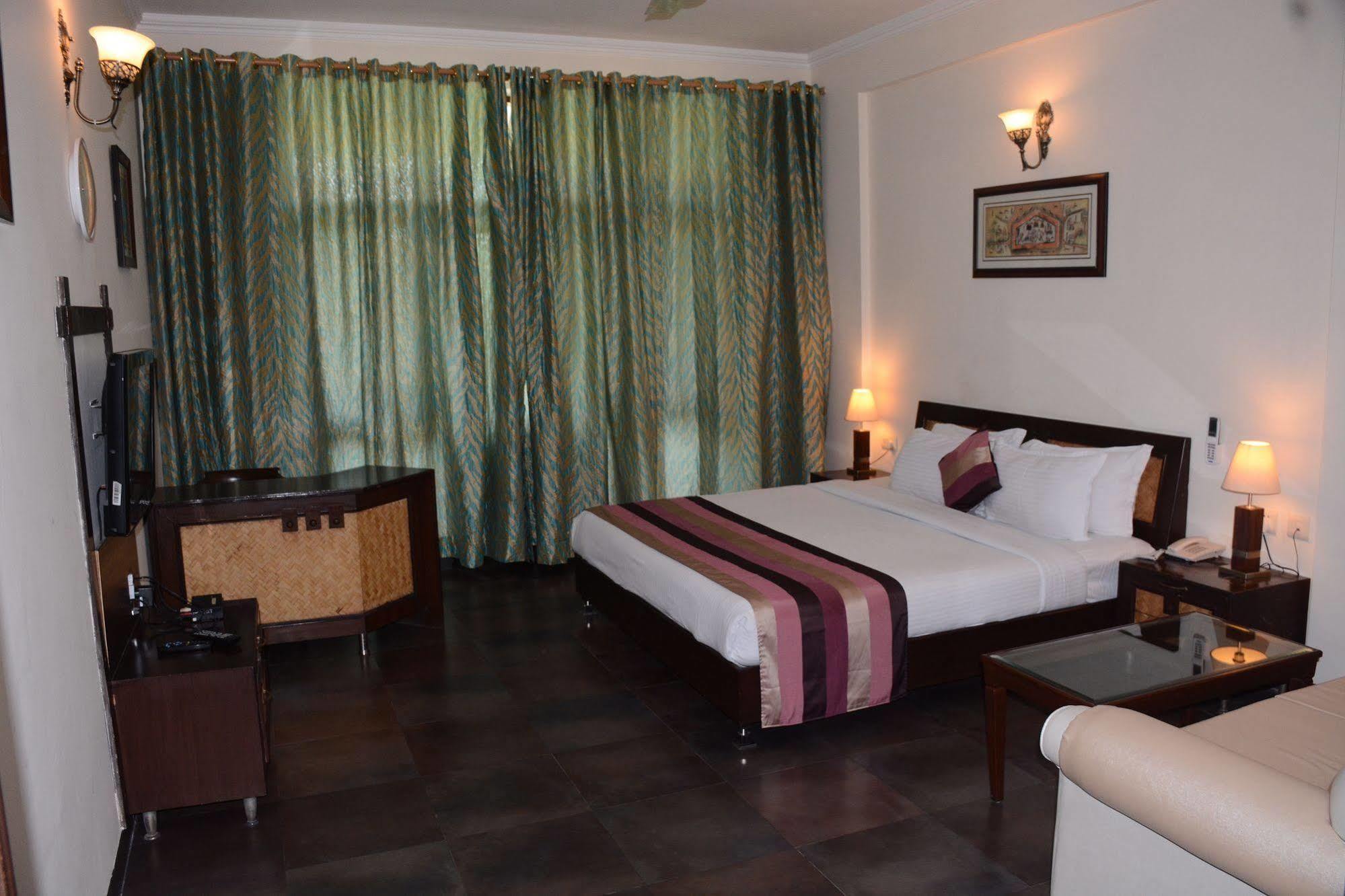 Naturoville Ayurvedic And Yoga Retreat Hotel ริชิเคช ภายนอก รูปภาพ
