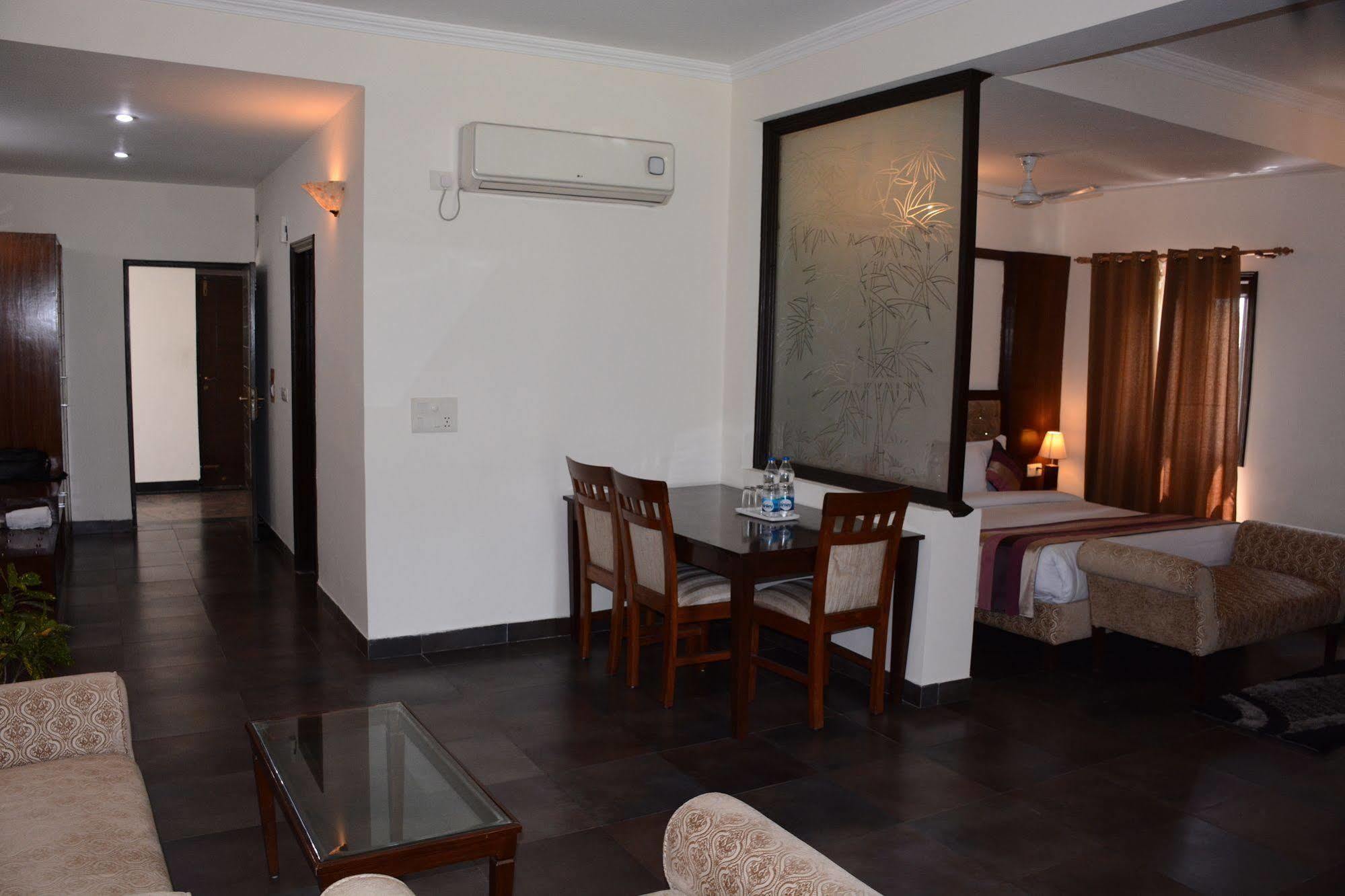 Naturoville Ayurvedic And Yoga Retreat Hotel ริชิเคช ภายนอก รูปภาพ