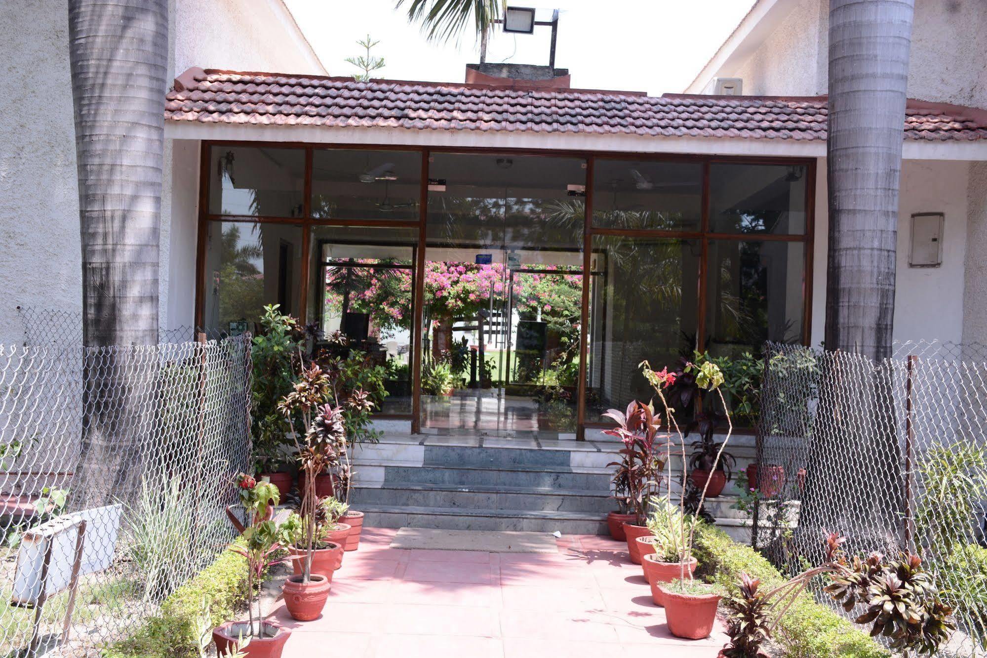 Naturoville Ayurvedic And Yoga Retreat Hotel ริชิเคช ภายนอก รูปภาพ